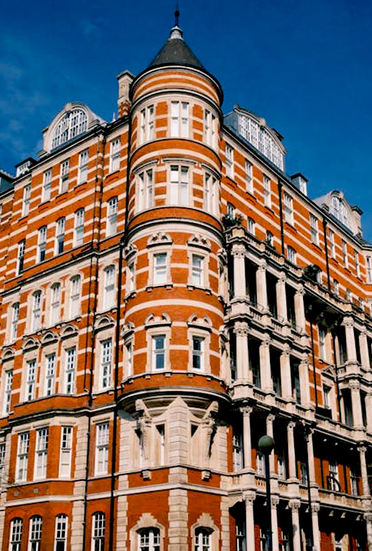 <i>Hotels in</i> England